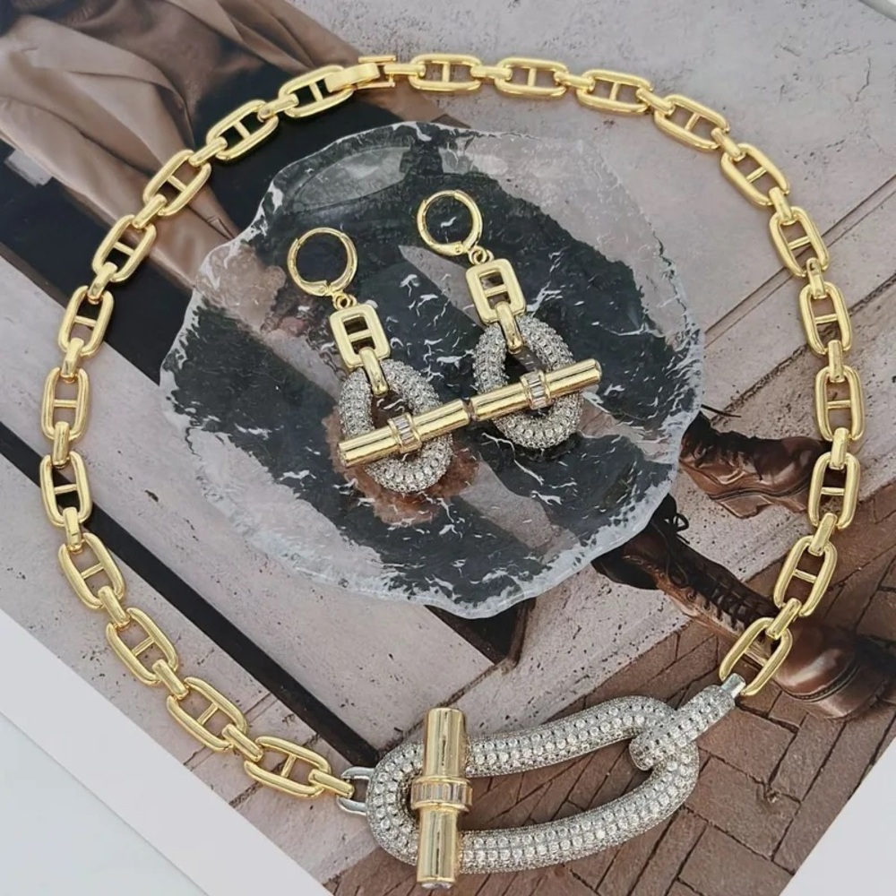 Elegant Gold and Crystal Necklace - Picture 4 of 7